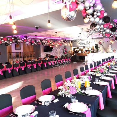 Girlanda balonowa nad stołem na 18 urodziny