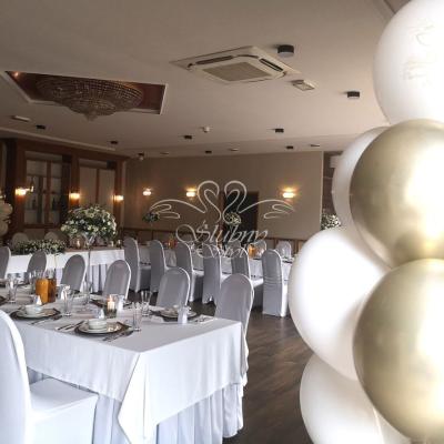 Złote i białe balony na uroczystości komunijnej