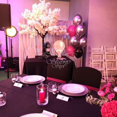 Dekoracje w kolorze fuksji na 18 urodziny
