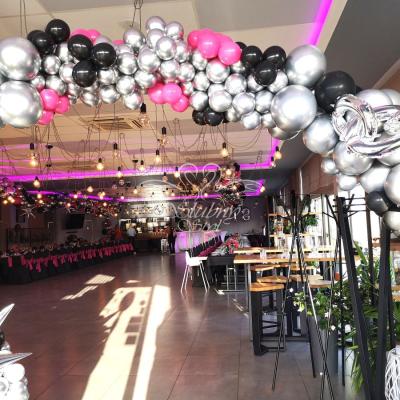 Łuk z balonów na 18 urodziny