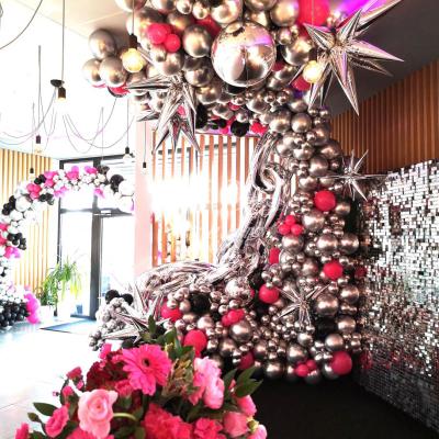 Dekoracja na 18 urodziny w kolorze srebra, fuksji i czerni - Marcus w Obornikach