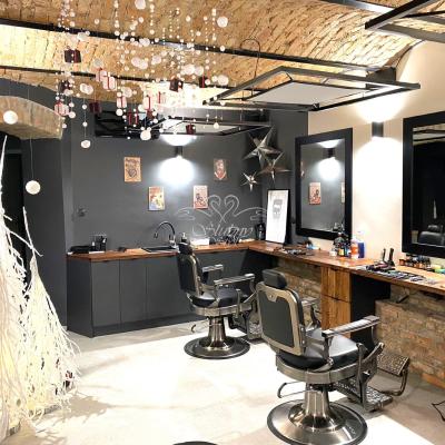 Świąteczna dekoracja salonu fryzjerskiego Barber Kleszcz w Poznaniu