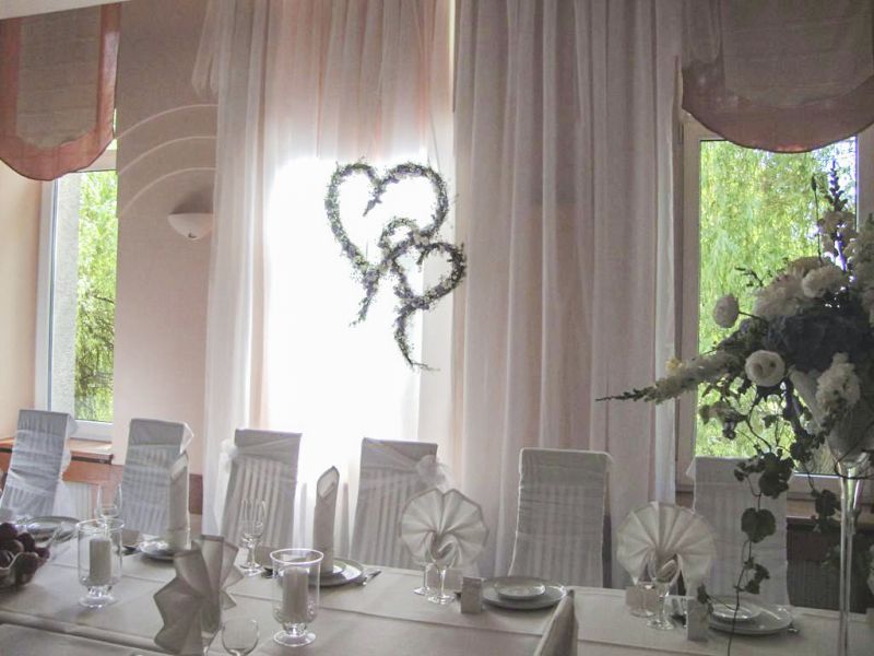 Biała/łososiowa kotara do powieszenia za Parą Młodą