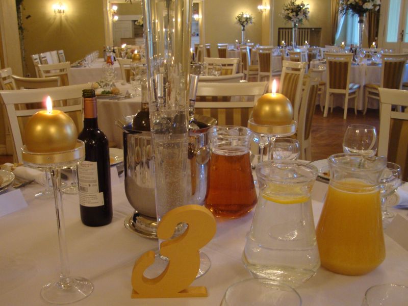 Drewniane numerki na stół