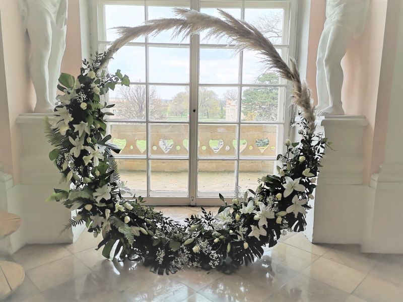 Koło / stelaż ślubny biały lub złoty / tło za Młodą parą